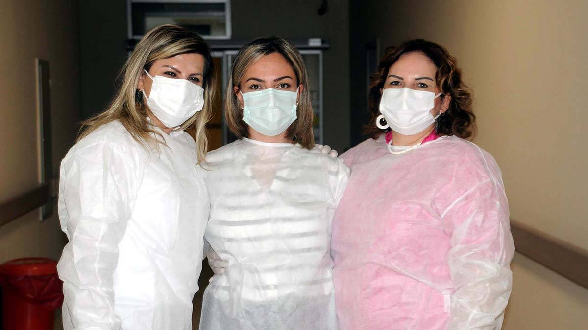 Edirne Sultan 1'inci Murat Devlet Hastanesi'nde koronavirüs hastalarını tedavi eden Doktor anneler Anneler Günü'nde çocuklarından uzak.