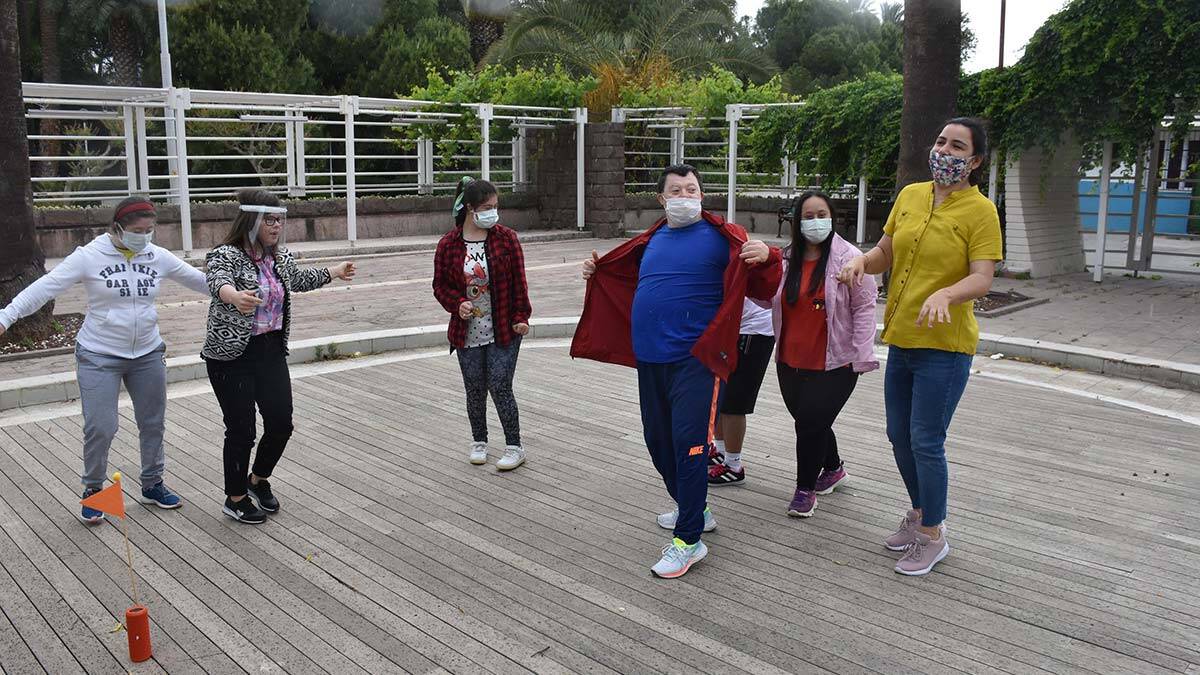 İzmir'de down sendromluların sosyal hayata katılması amacıyla gerçekleştirilen proje kapsamında oyunculuk eğitimi alan down sendromlu gençler, önce kentte sahneye çıkacak, ardından da İtalya'da gerçekleştirilecek sanat festivalinde Türkiye'yi temsil edecek.