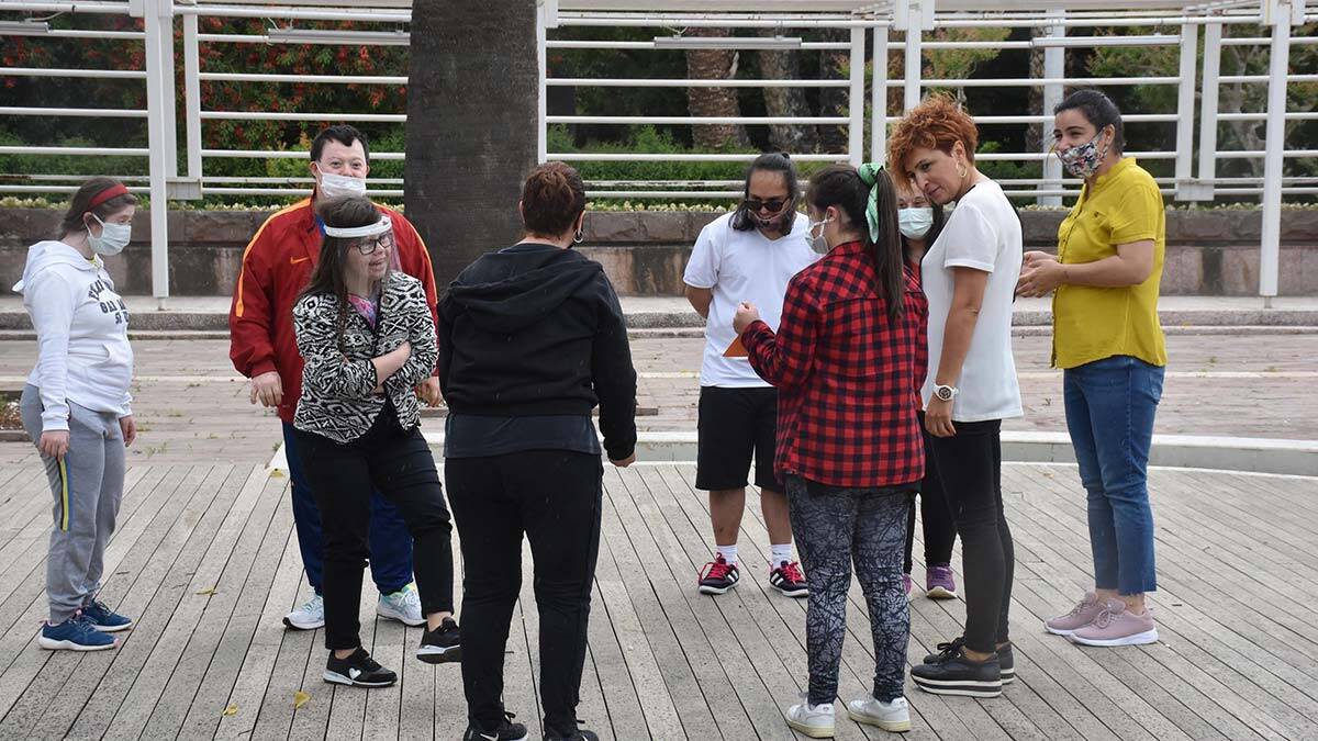 İzmir'de oyunculuk eğitimi alan down sendromlu gençler İtalya'da gerçekleştirilecek sanat festivalinde Türkiye'yi temsil edecek.