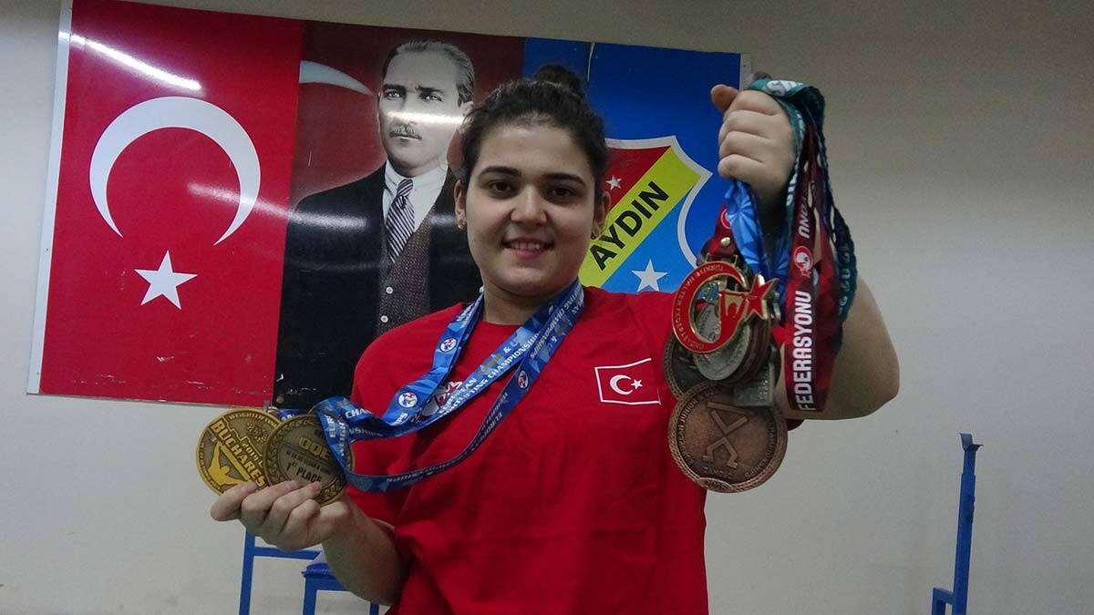 Aydın'ın Efeler ilçesinde yaşayan Avrupa ve Dünya Halter Şampiyonu Ayşegül Çakın halter antrenmanlarını isminin verildiği salonda yapıyor.