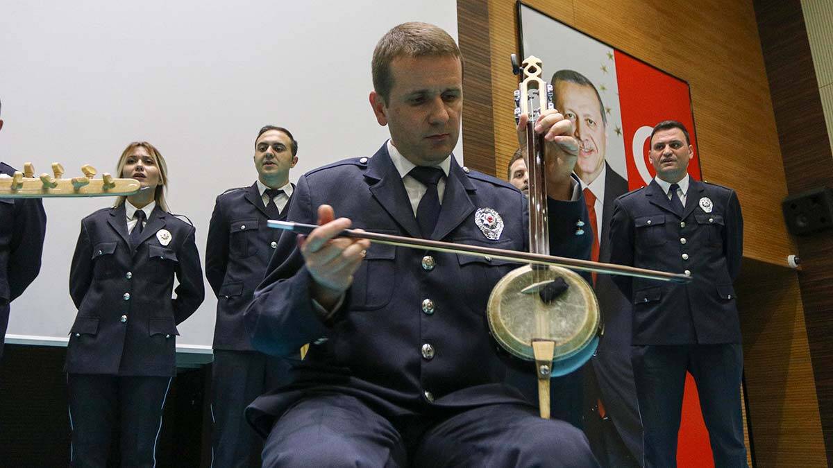 Emniyet Genel Müdürlüğü (EGM), çeşitli birimlerde görevli 40 polisle 'Türk Halk Müziği Polis Korosu' kurdu. 
