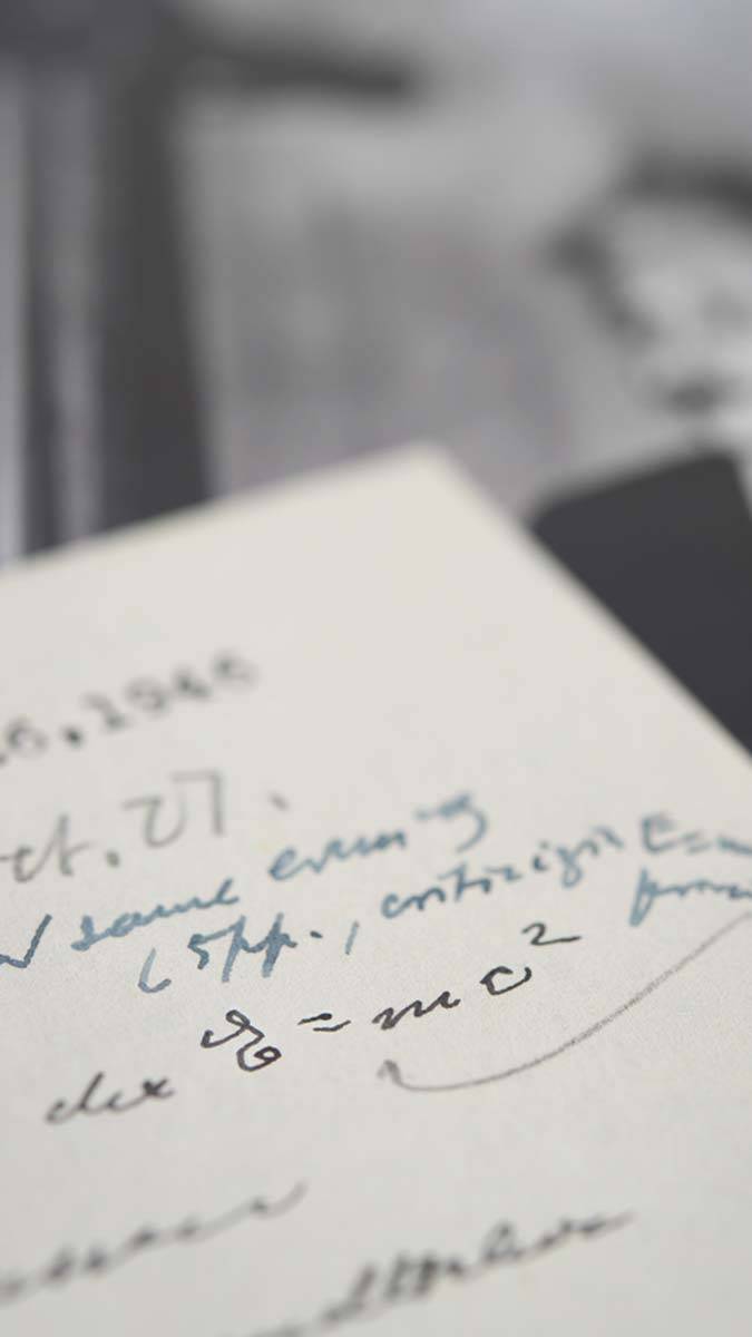 Nobel Fizik Ödülü sahibi Alman teorik fizikçi Albert Einstein'ın formülü E=mc²'li mektup rekor fiyata satışa çıkıyor.