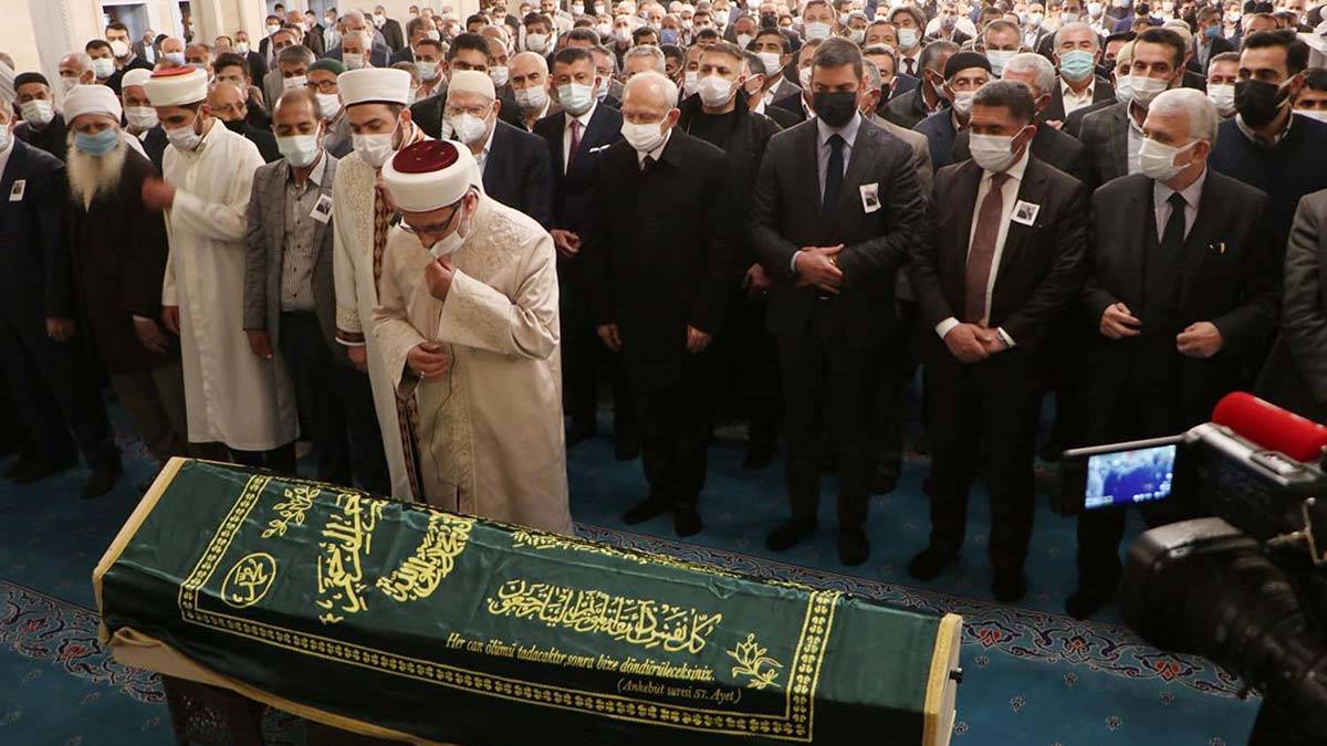 Eski Devlet Bakanı Cemil Erhan toprağa verildi