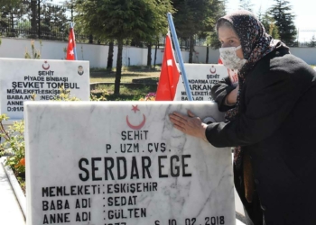 Şehitlikte hüzünlü ziyaret
