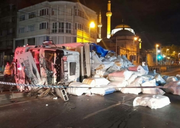 Fatih'te kumaş yüklü kamyon devrildi