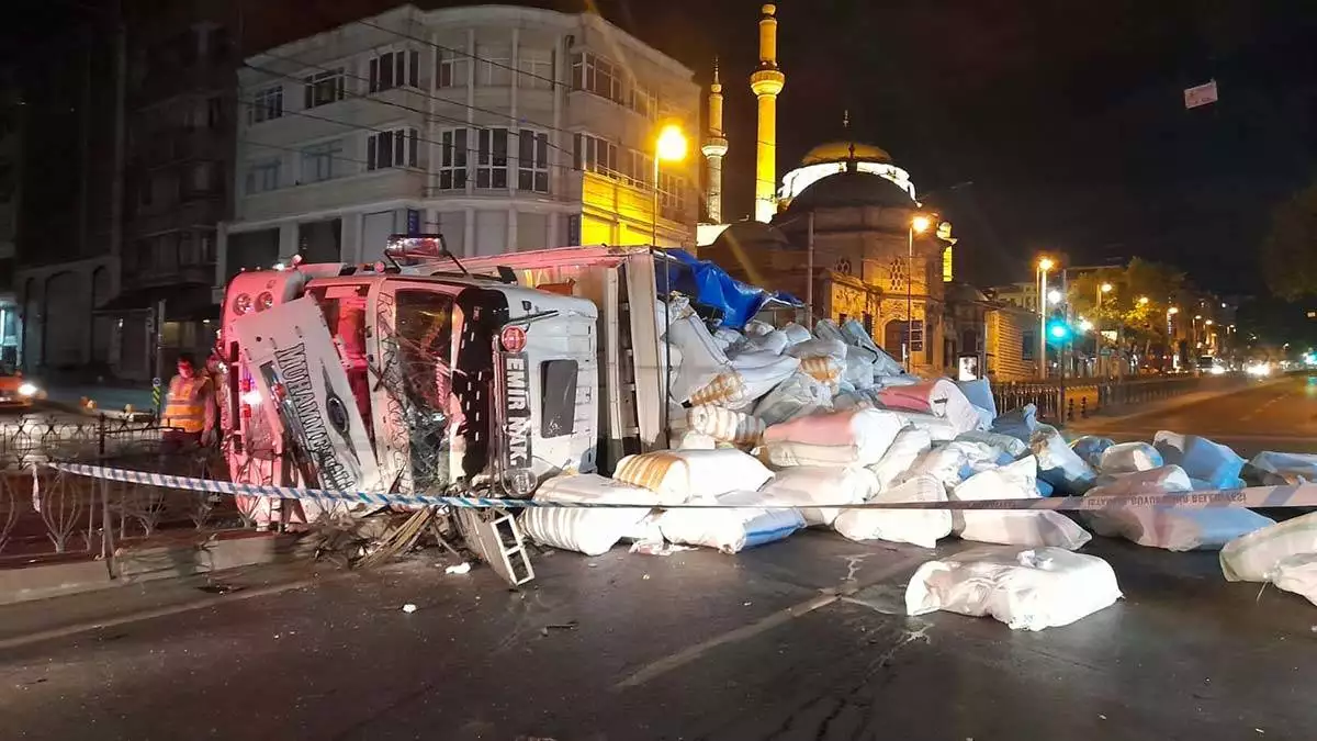 Fatih'te kumaş yüklü kamyon devrildi