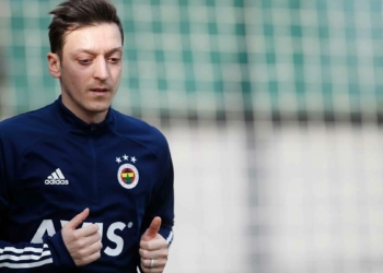 Mesut Özil dikkatleri üzerine çekti