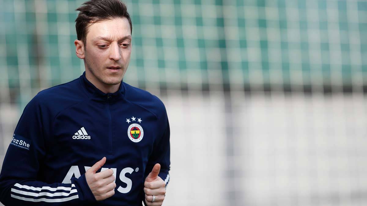 Mesut Özil dikkatleri üzerine çekti