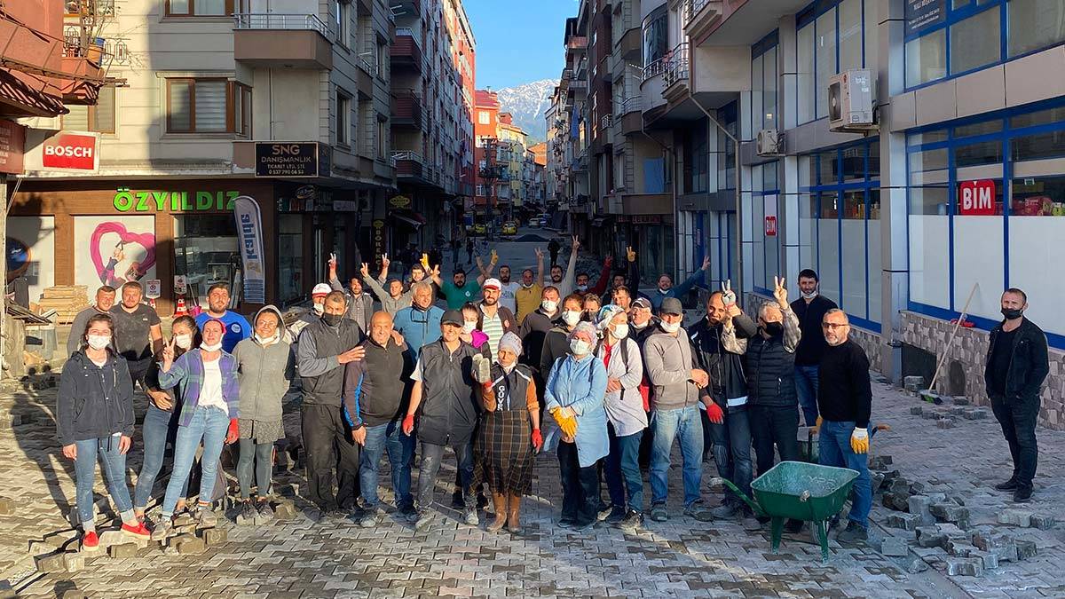 Rize’nin Fındıklı ilçesinde, imece usulü çimento harcı hazırlarken, kum serip, parke taşı döşeyerek, caddeyi 5 günde yeniledi.