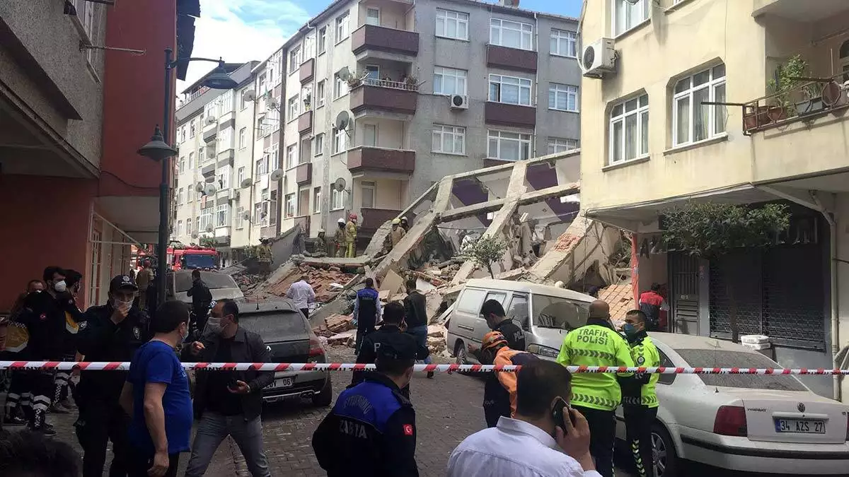 Zeytinburnu'nda boşaltılan bina çöktü