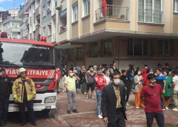 Zeytinburnu'nda boşaltılan bina çöktü