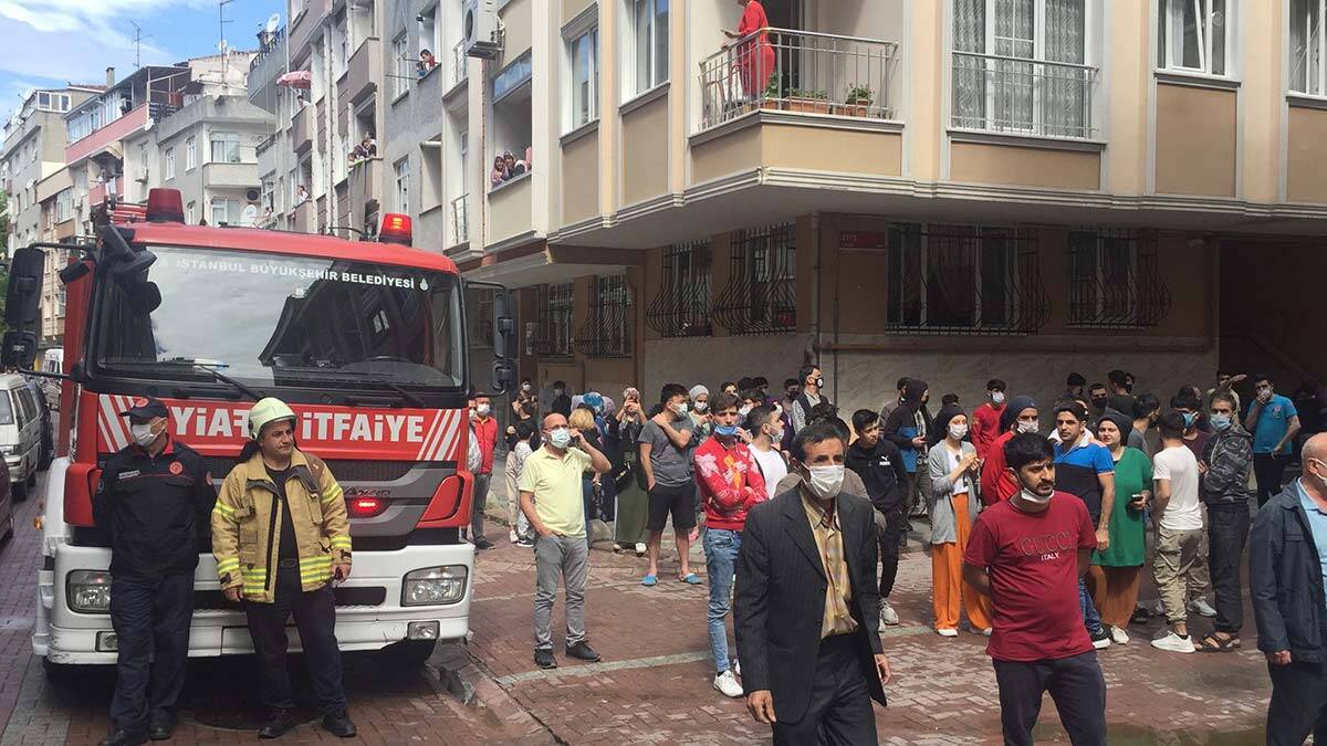 Zeytinburnu'nda boşaltılan bina çöktü