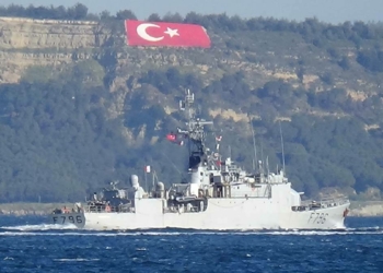Fransız savaş gemisi Çanakkale Boğazı'ndan geçti
