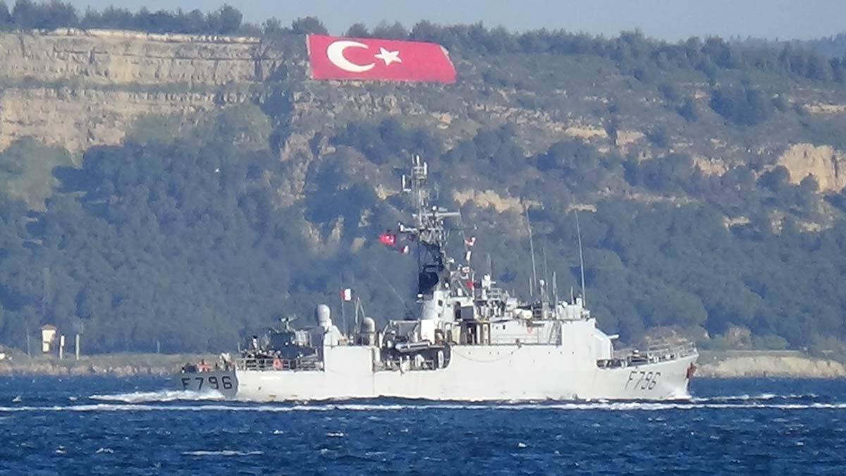 Fransız savaş gemisi Çanakkale Boğazı'ndan geçti