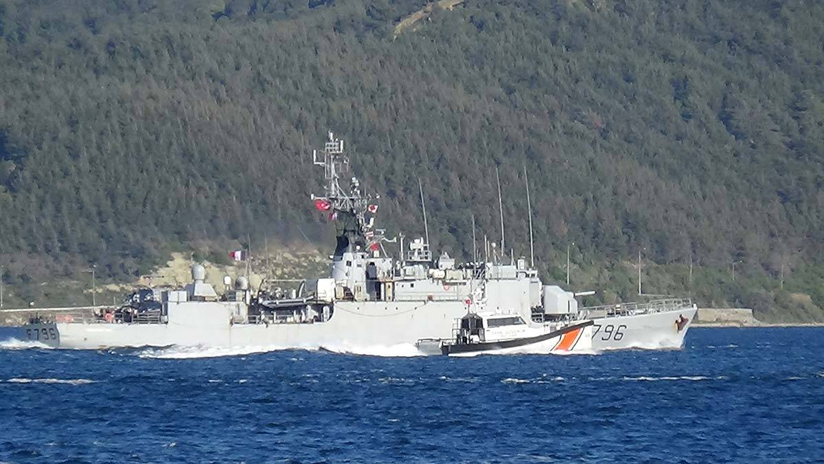 Fransız savaş gemisi Çanakkale Boğazı'ndan geçti