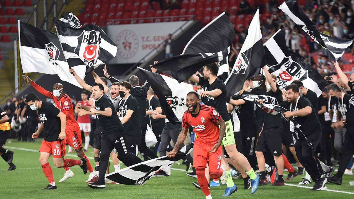 2020-2021 Beşiktaş sezonu - Beşiktaş, 12 yıl sonra bir sezonu iki kupayla kapattı.