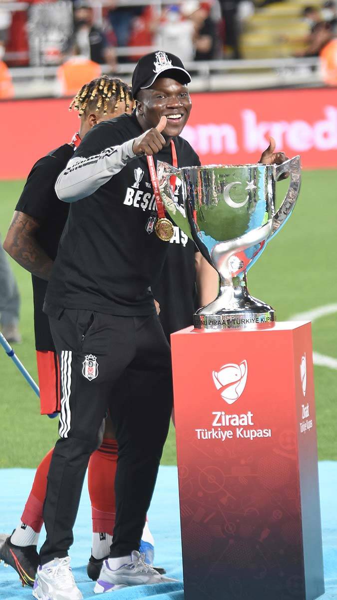 En son 2008-09 sezonunda Mustafa Denizli yönetiminde çifte kupa sevinci yaşayan siyah-beyazlı takım 12 yıl sonra aynı başarıyı Sergen Yalçın ile yaşadı.