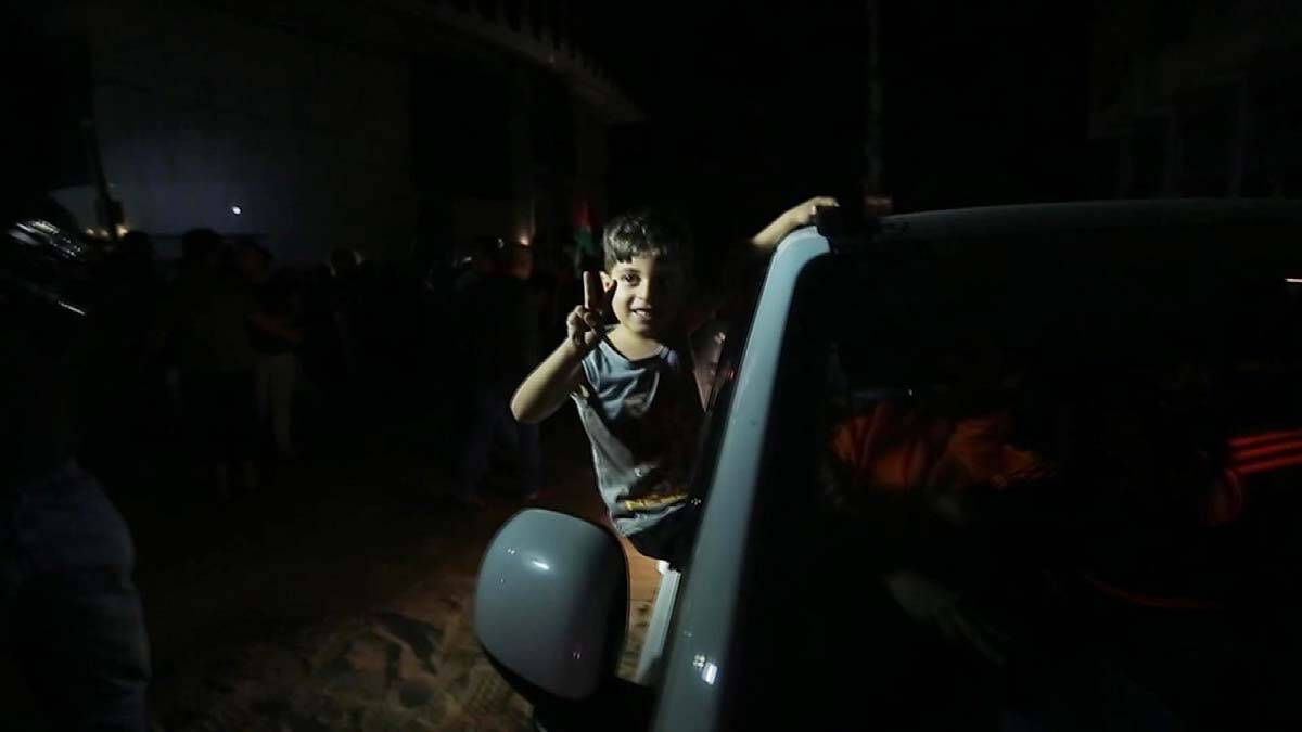 İsrail ile Hamas arasındaki ateşkes yerel saatle 02:00’da yürürlüğe girdi. Gazze Şeridi'ndeki yüzlerce Filistinli ateşkes kararını kutladı.