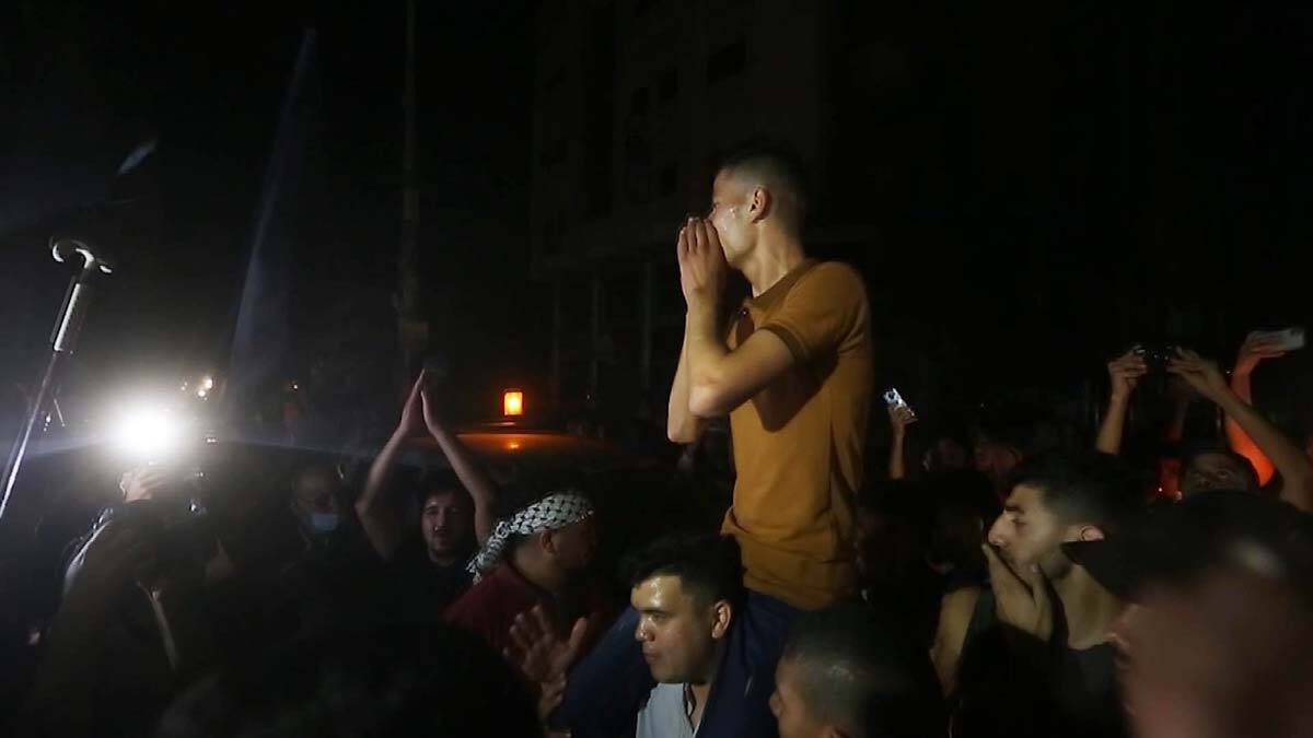 Yüzlerce Filistinli ateşkes kararını kutladı