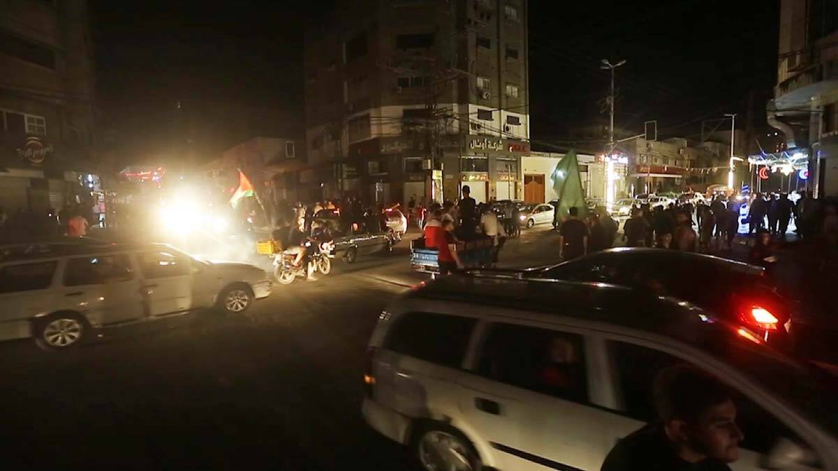 Yüzlerce Filistinli ateşkes kararını kutladı