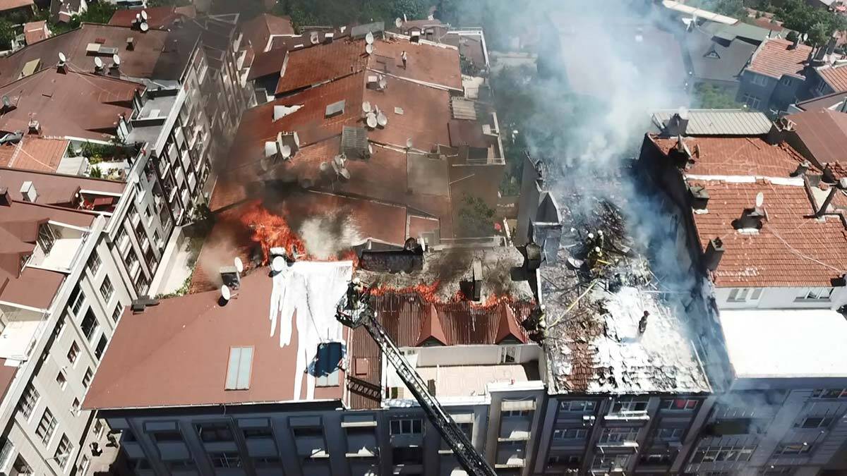 Rami'de 4 binanın çatısı yandı