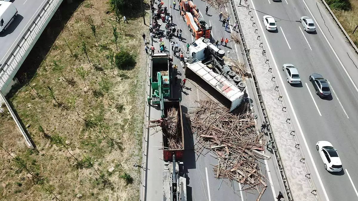 Tem otoyolu'nda tir kontrolden çıkarak devrildi