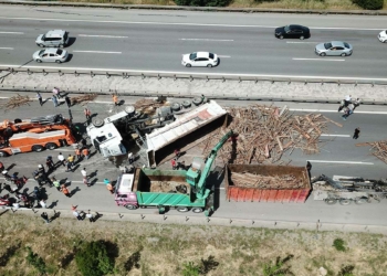 Tem Otoyolu'nda TIR kontrolden çıkarak devrildi