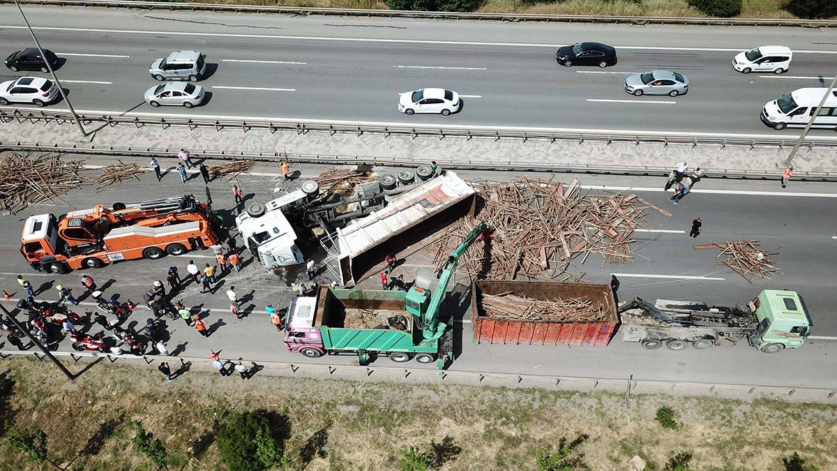 Tem Otoyolu'nda TIR kontrolden çıkarak devrildi