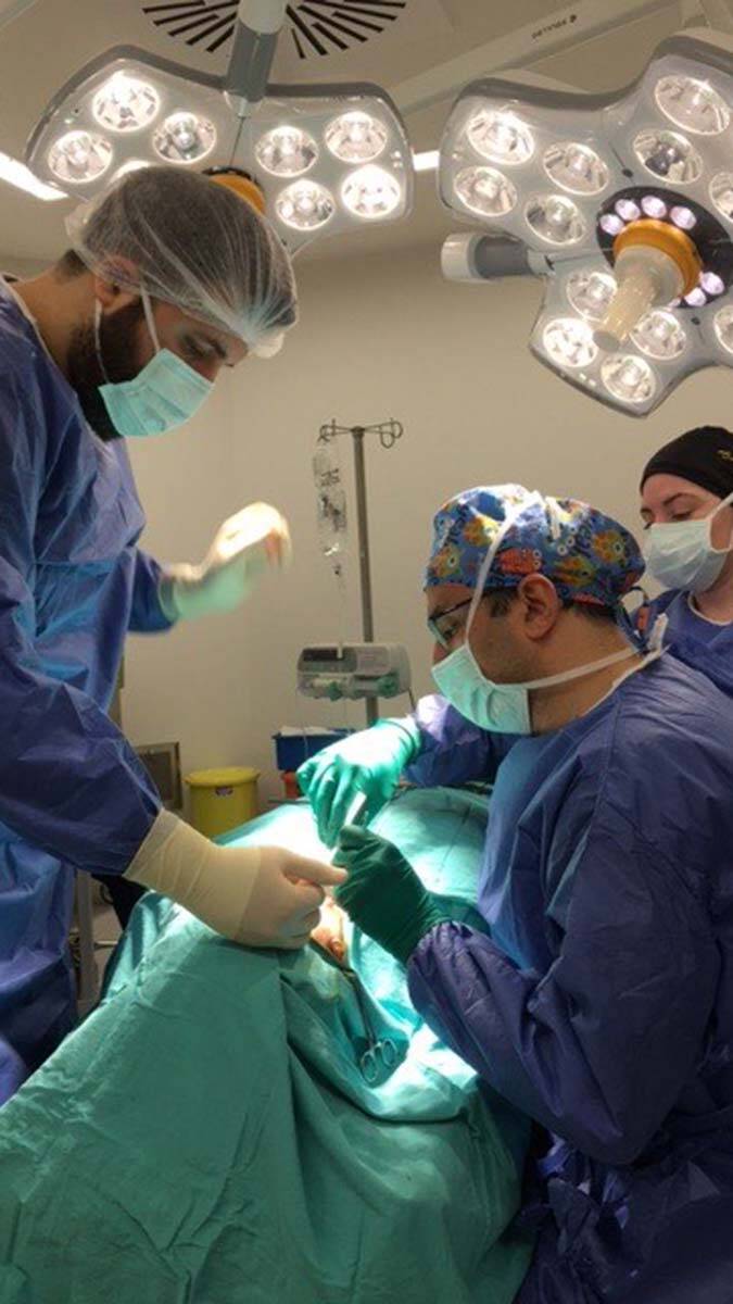 Yaşlı kadın tüm ısrarlara rağmen bademciklerini aldırmadı. Yıllar sonra Üzel'in tükürük bezinde tam 1.5 santimetrelik taş tespit edildi.