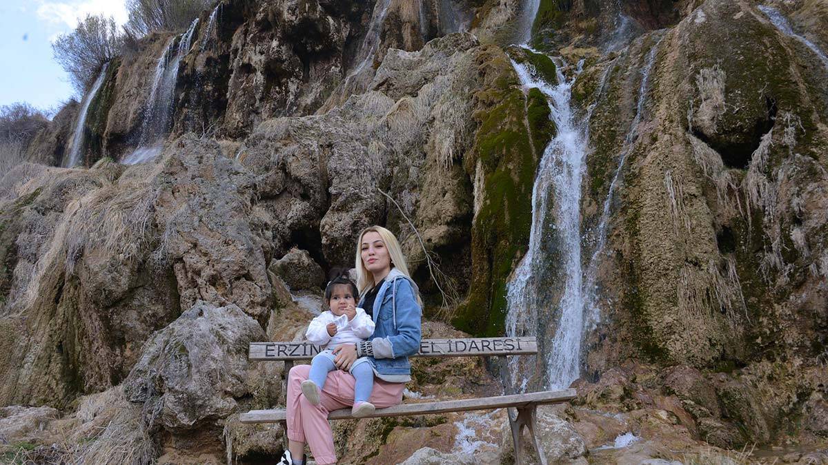 Erzincan’daki Girlevik Şelalesi'nde turizm sezonu hazırlıkları başladı. Şelale yakınındaki ağaçlar budanırken, çevrede de temizlik çalışması yapılıyor.