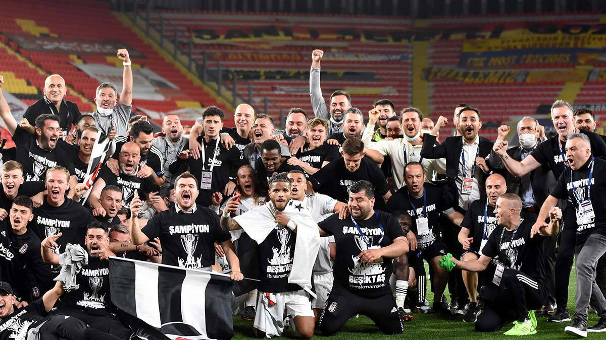 Göztepe’yi deplasmanda 2-1 yenerek şampiyonluğa ulaşan Beşiktaş’ta oyuncular ve teknik heyet, bitiş düdüğüyle birlikte büyük bir sevinç yaşadı.