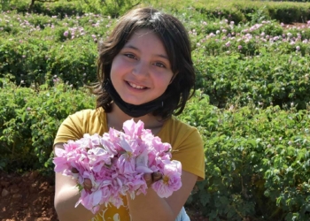 Gül hasadı buruk geçiyor