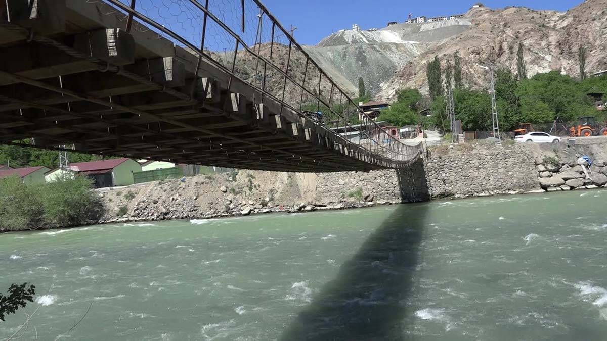 Artvin'in Yusufeli ilçesinde yaşayan Yusufeli Karakucak Güreşleri’nin eski başpehlivanı Aykut Yılmaz, boğasını güreşlere hazırlamak için spor yaptırıyor.