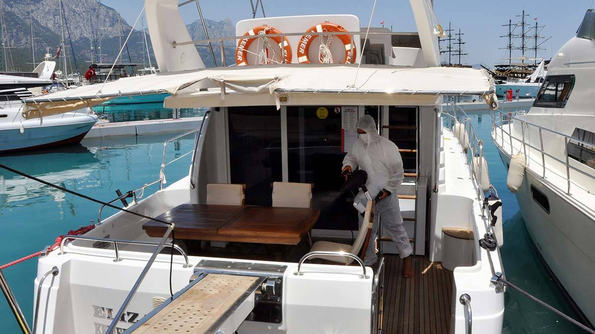 Antalya'da, pandemi sürecinde tesisler, 'Güvenli Turizm Sertifikası' ile faaliyet gösterirken, müşteriye özel hizmet veren yat sahipleri de bu sertifikayı almaya yöneliyor.
