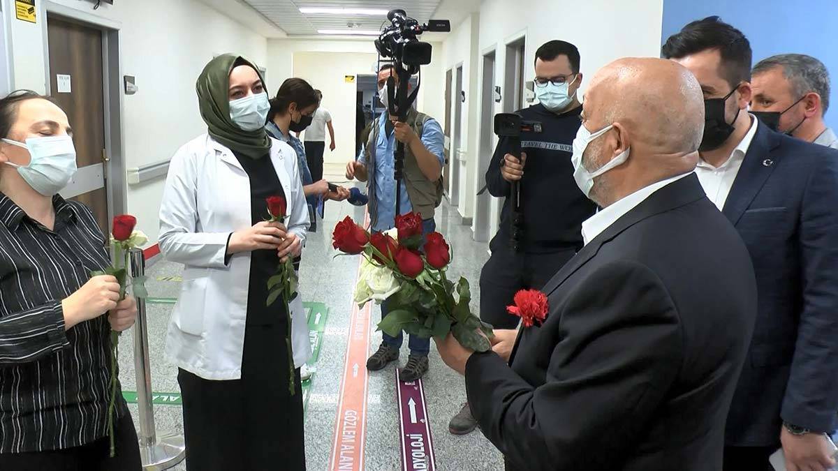 HAK-İŞ Genel Başkanı Mahmut Arslan ve sendika üyeleri, daha sonra Taksim Eğitim ve Araştırma Hastanesi çalışanlarını ziyaret etti. Hastane çalışanlarına gül ve karanfil dağıtan Arslan, tüm sağlık emekçilerinin gününü kutladı.