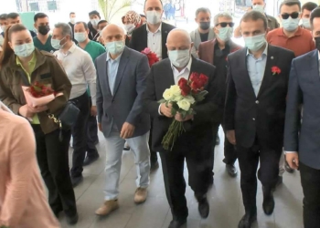HAK-İŞ genel Başkanı'ndan sağlık çalışanlarına karanfil