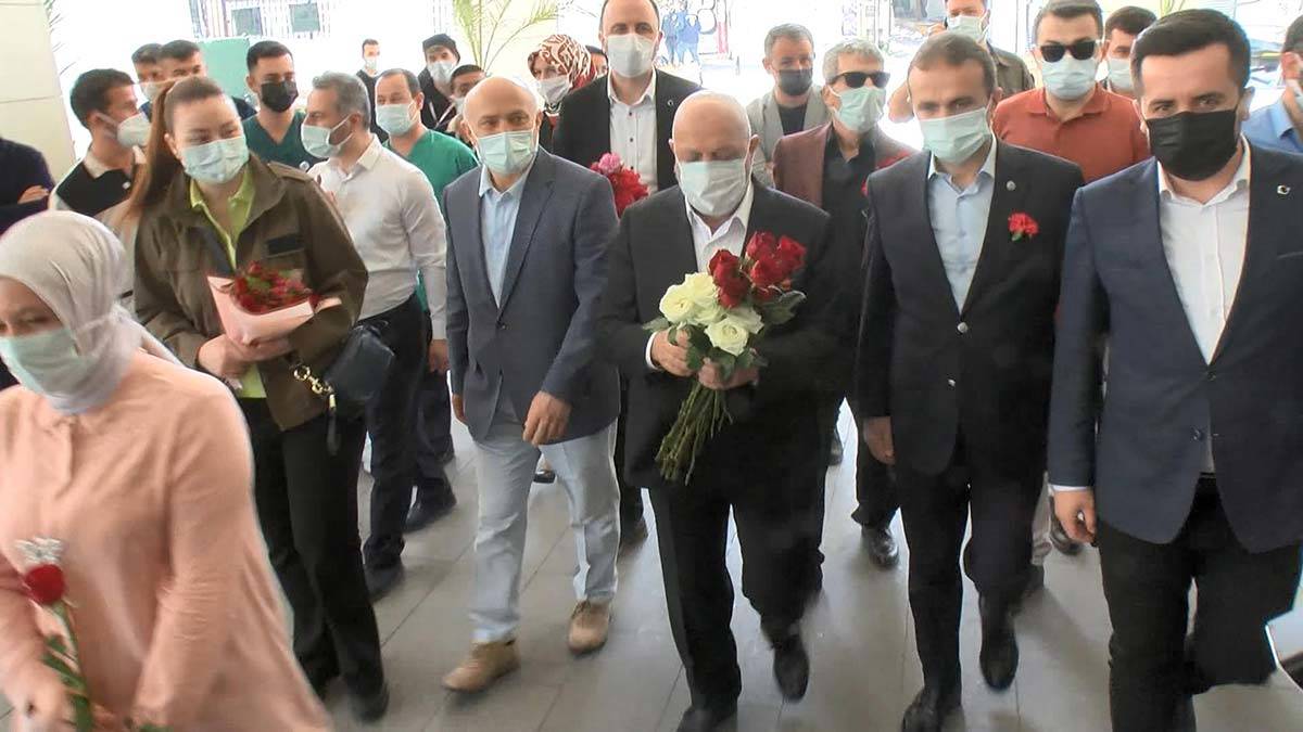 HAK-İŞ genel Başkanı'ndan sağlık çalışanlarına karanfil