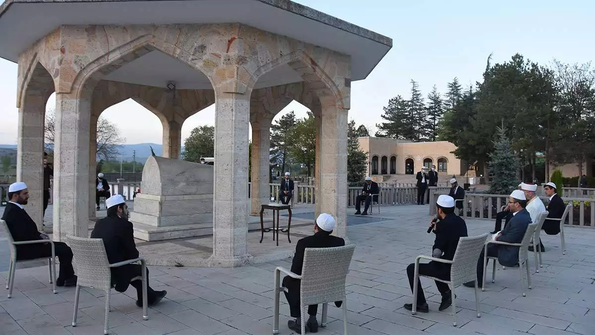 Büyük türk mutasavvıfı ve halk ozanı yunus emre ölümünün 700'üncü yıl dönümünde eskişehir'de kabri başında düzenlenen programla anıldı.