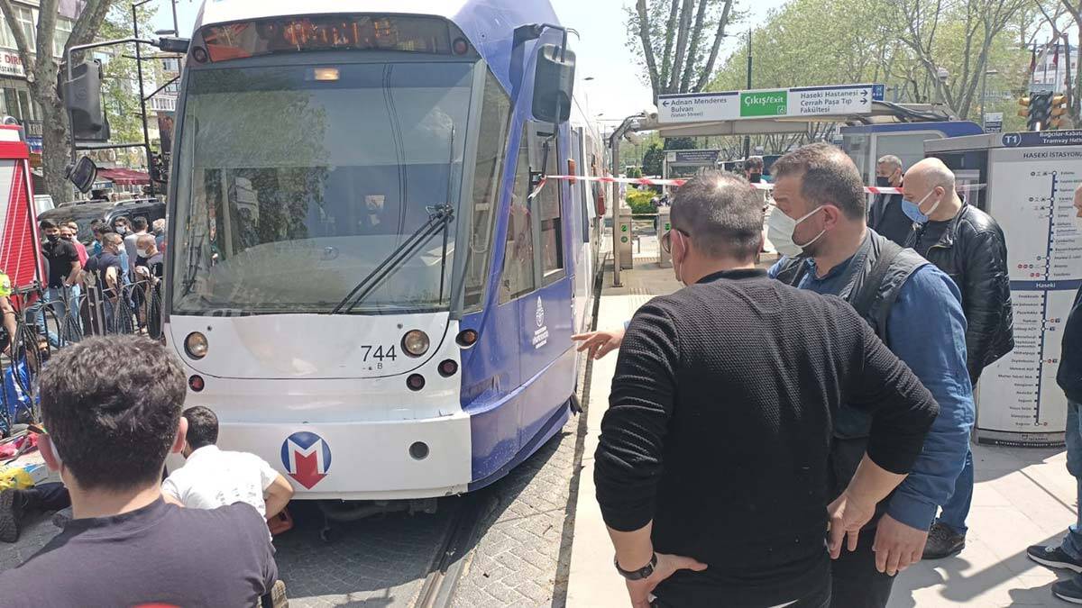 Haseki'de bir kişi tramvayın altında kaldı