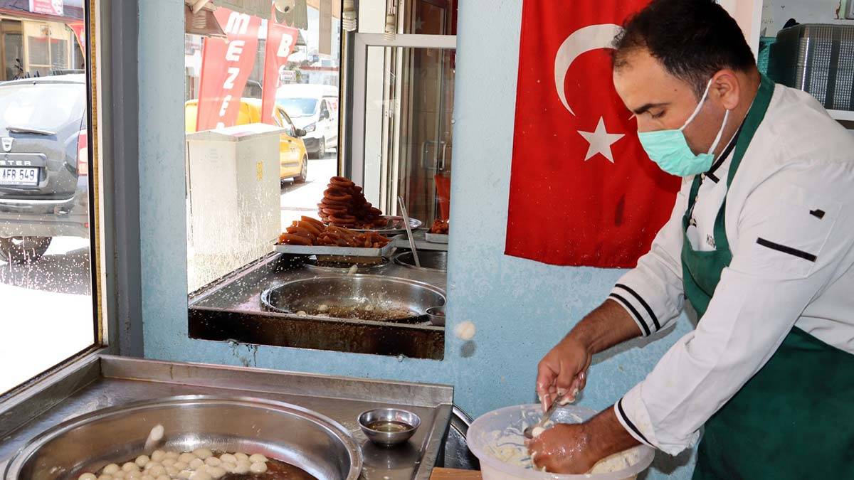 İftar sonrası en sık tüketilen Ramazanın vazgeçilmez lezzeti tatlılardan biri olan lokma tatlısı Hataylı usta Kenan Düzay’ın elinde sanata dönüşüyor. 