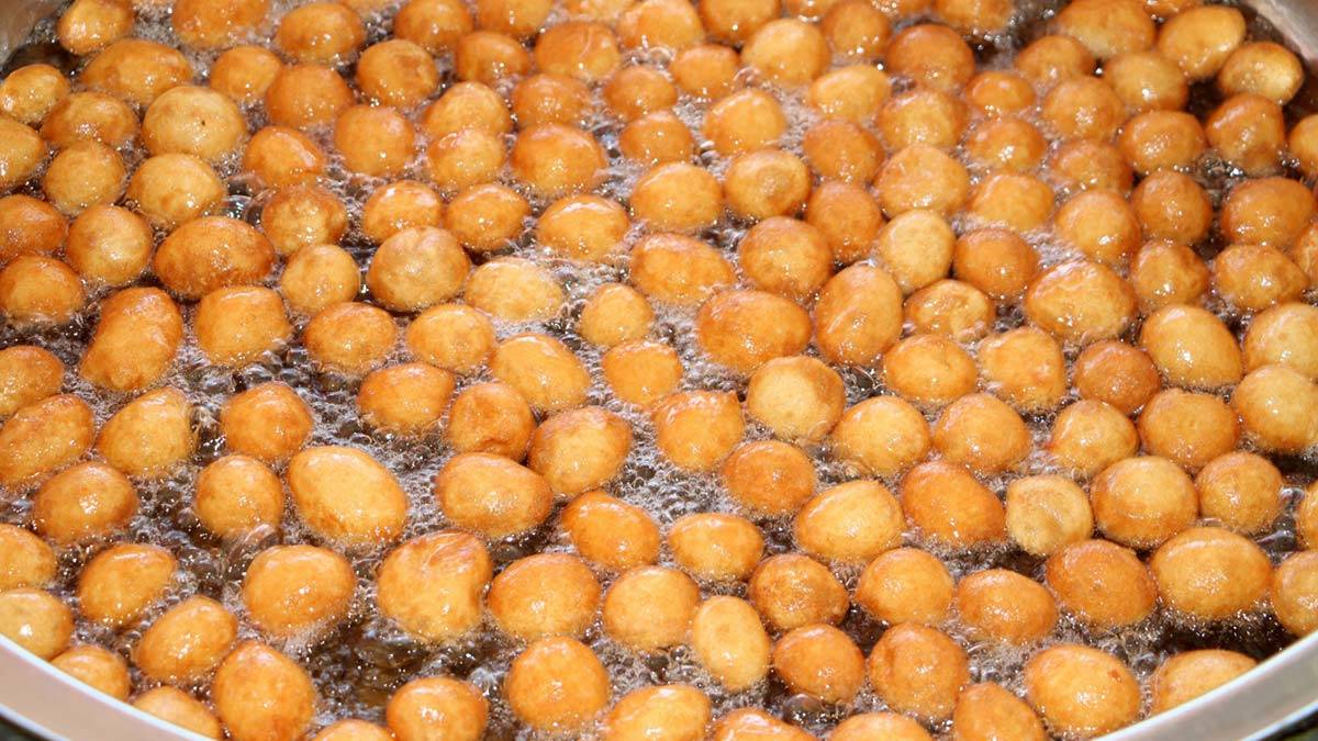 Hem pişirdiği lezzetli tatlılarla hem de lokma dökme hızıyla da tanınan Düzay, 1 kilo hamuru 2 dakika 50 saniyede döküyor. Düzay, gastronomi kenti Hatay’ın yöresel lezzetlerin biri olan lokmanın sıkça tercih edildiğini söyledi.