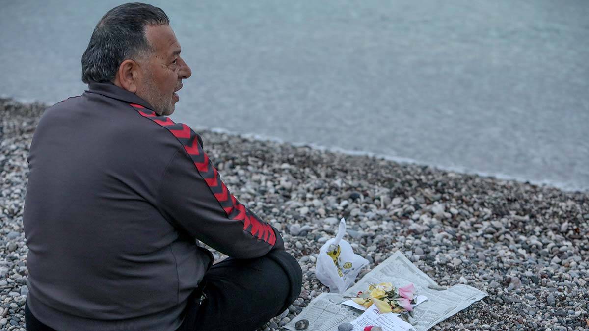 Düden Şelalesi'nin denize döküldüğü yere gelen onlarca kişi, dileklerini yazdıkları kağıtları suya atarken, Konyaaltı Sahili'nde de az sayıda kişi, dileklerini denizle buluşturdu.