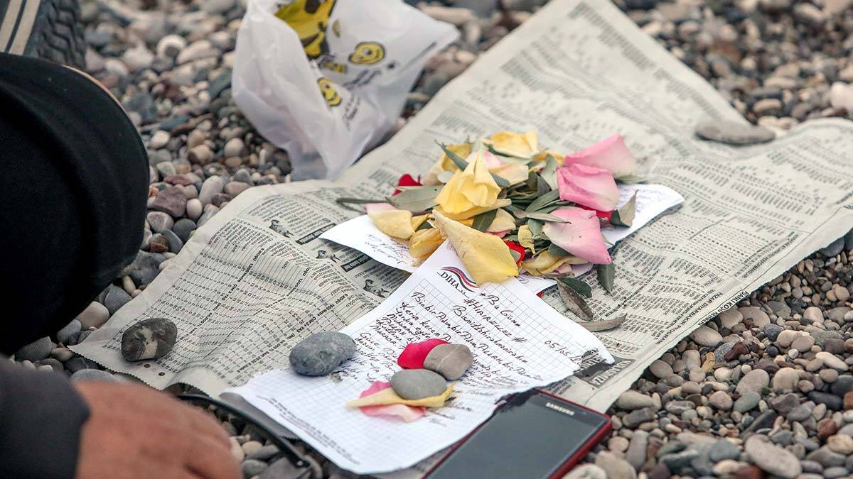 Antalya'da, Hıdırellez dileklerini denizle buluşturmak isteyen kişiler, sokak kısıtlamasını ihlal etti.