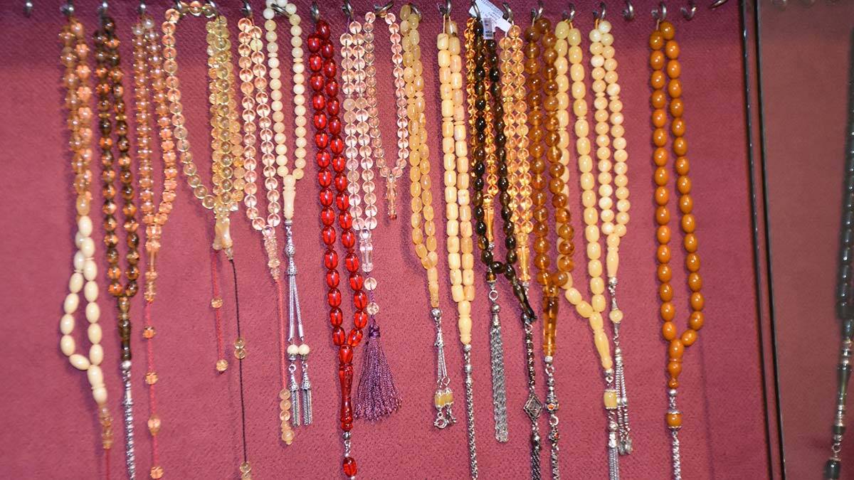 Esat Erdoğan, 12 yıl önce hobi olarak başladığı 900 bin TL'lik tespih koleksiyonuna sahip oldu biriktirmeye başladığı tespihlerle koleksiyon oluşturdu.