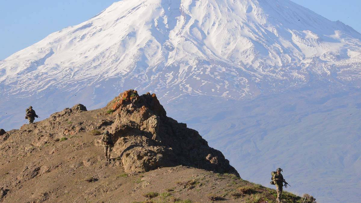 Hudut kartalları eller tetikte sınır nöbetinde