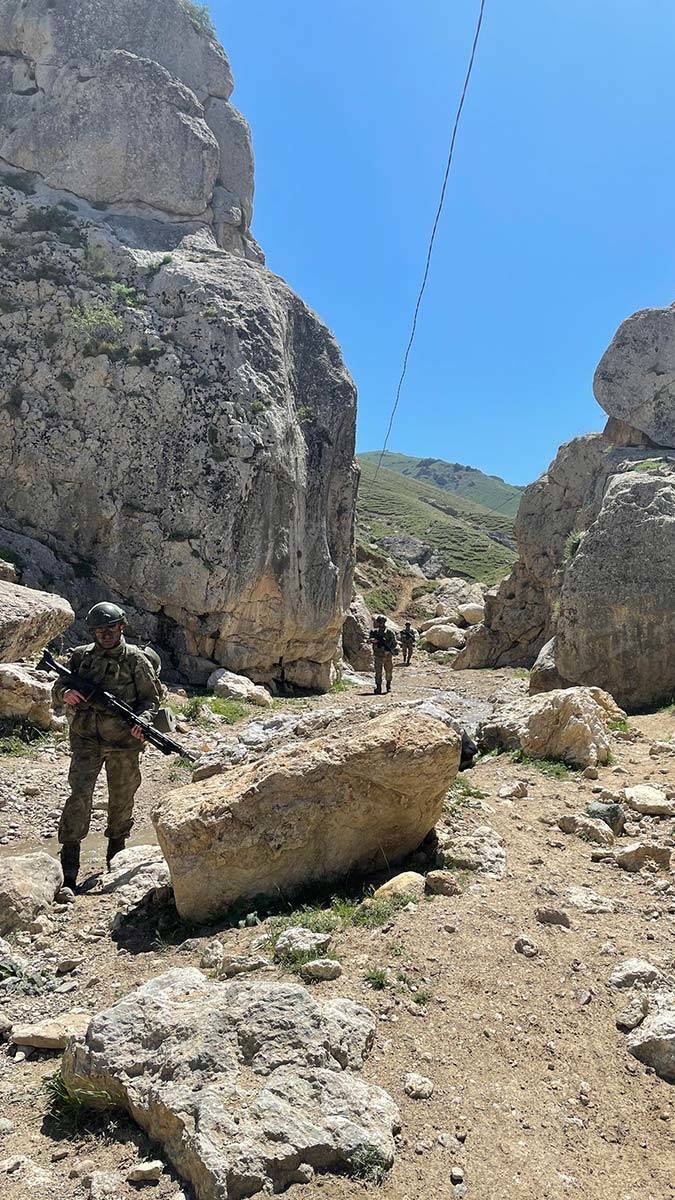 Ağrı'nın Doğubayazıt ilçesindeki 3'üncü Hudut Tabur Komutanlığı'na bağlı karakollarda görev yapan Mehmetçik, eller tetikte Türkiye- İran sınırında kuş uçurtmuyor.