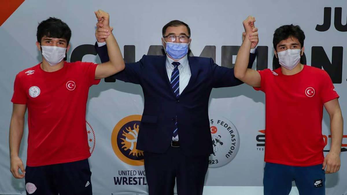 İkiz güreşçiler şampiyona finalinde karşılaştı