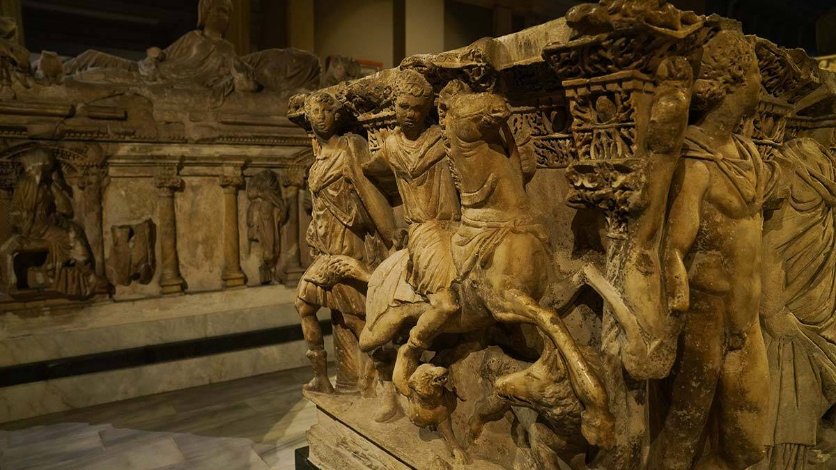 Arkeolojik açıdan dünyanın en zengin müzelerinden olan İstanbul Arkeoloji Müzeleri'nin depolarındaki eserlerden bir kısmı Atatürk Havalimanı'na bir kısmı ise Maltepe'de Kültür ve Turizm Bakanlığı'na ait alana tanışarak 'depo müzeler' oluşturulacak.