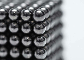 İngiltere'de mıknatıslı piercing uyarısı