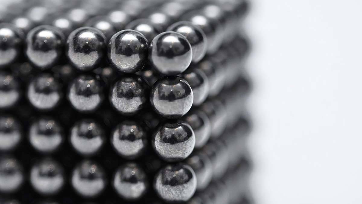 İngiltere'de mıknatıslı piercing uyarısı